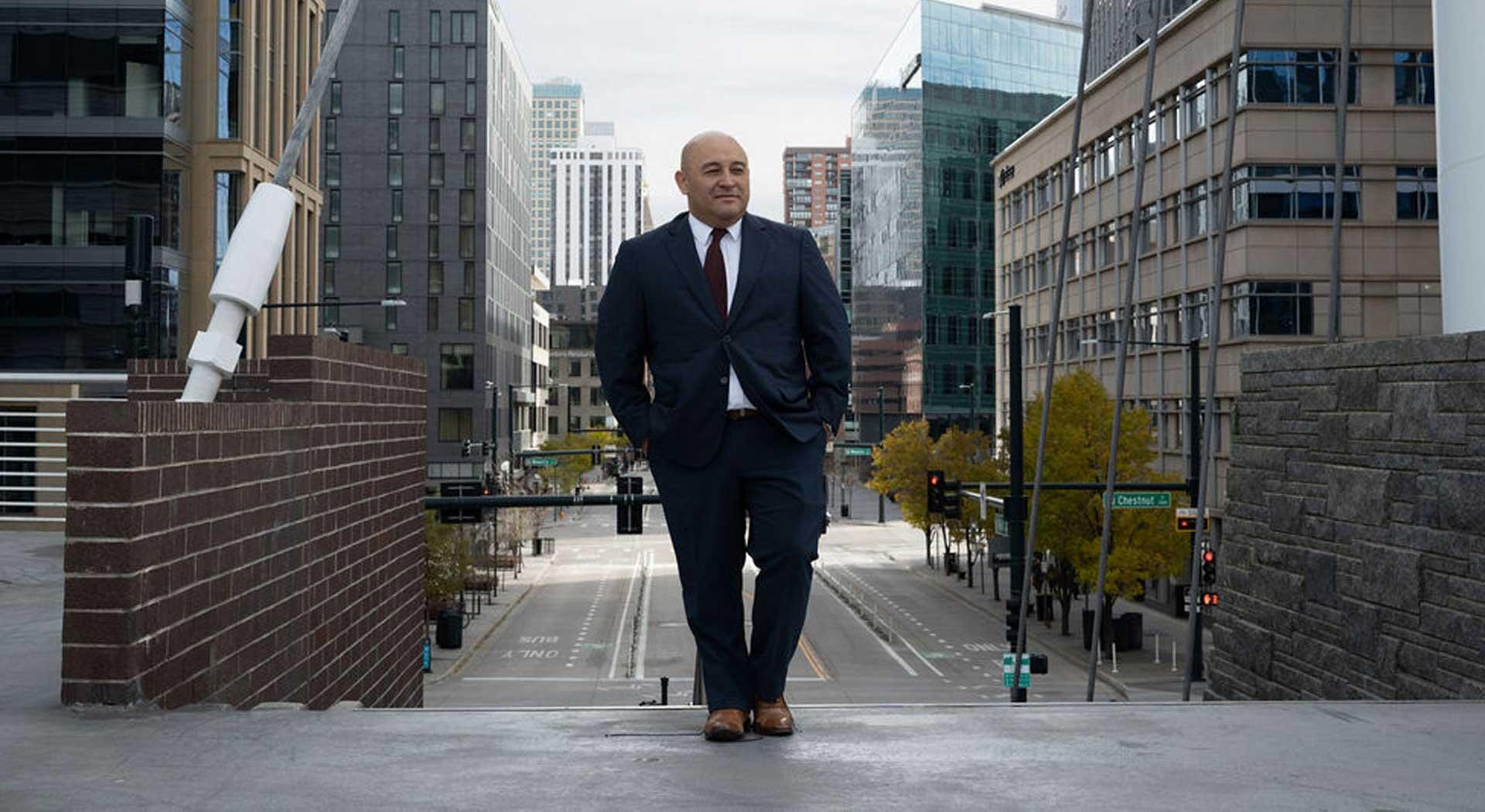 Carlos Alegría caminando en un entorno urbano
